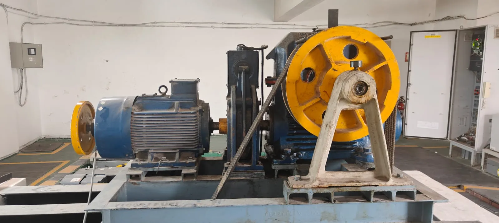 Factory dismantling contractors Bangalore — heavy machinery rigging and structural steel dismantling in progress